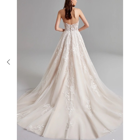 Ball gown wedding dress. Size 14. Never altered and never worn. - Picture 6 of 7